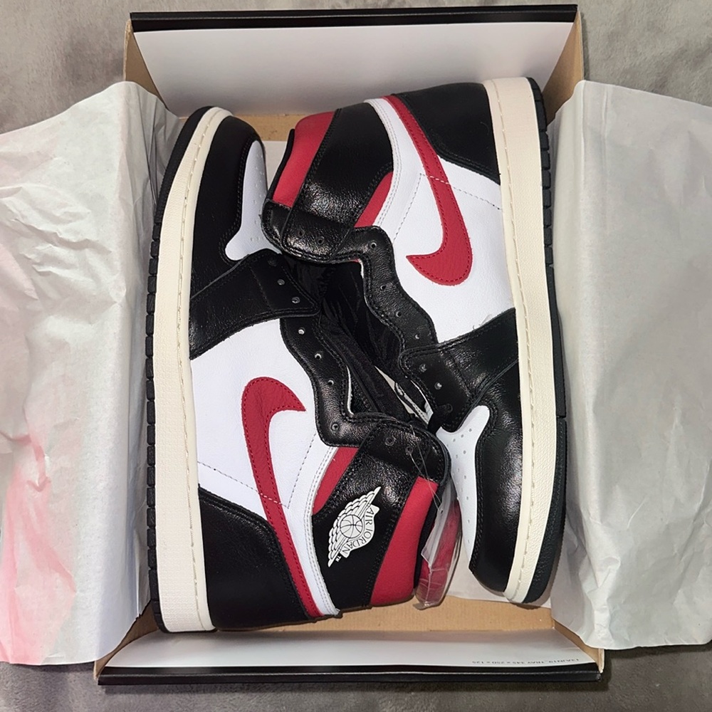 Jordan 1 Retro High Size 13
Black Gym Red